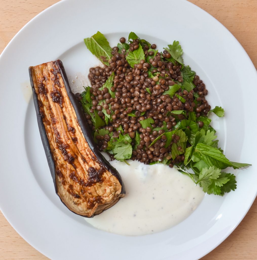 Geschmorte Auberginen mit Linsensalat - mampfness Geschmorte Auberginen mit Linsensalat - mampfness