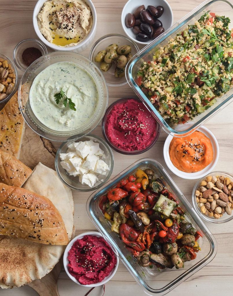 Mezze - gemischte orientalische Vorspeisen und Beilagen: Tabouleh, Pasten, Nüsse, Oliven, Fladenbrot