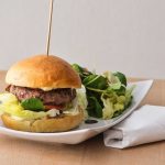 Vegetarischer Burger mit würzigem Patty aus Kidneybohnen und Beilagen-Salat