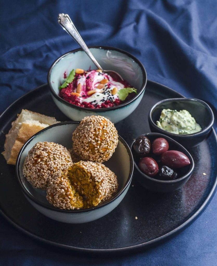 Mezze - gemischte orientalische Vorspeisen: Falafel, Oliven, Pasten