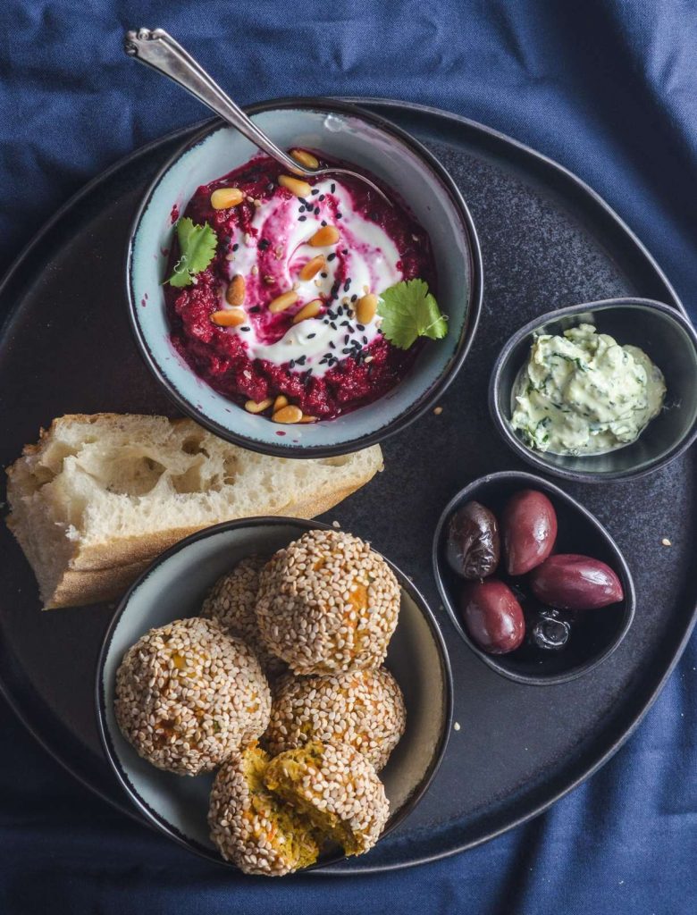 Mezze - gemischte orientalische Vorspeisen: Falafel, Oliven, Pasten