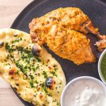 Tandoori Chicken mit Naan, Raita und grünem Chutney