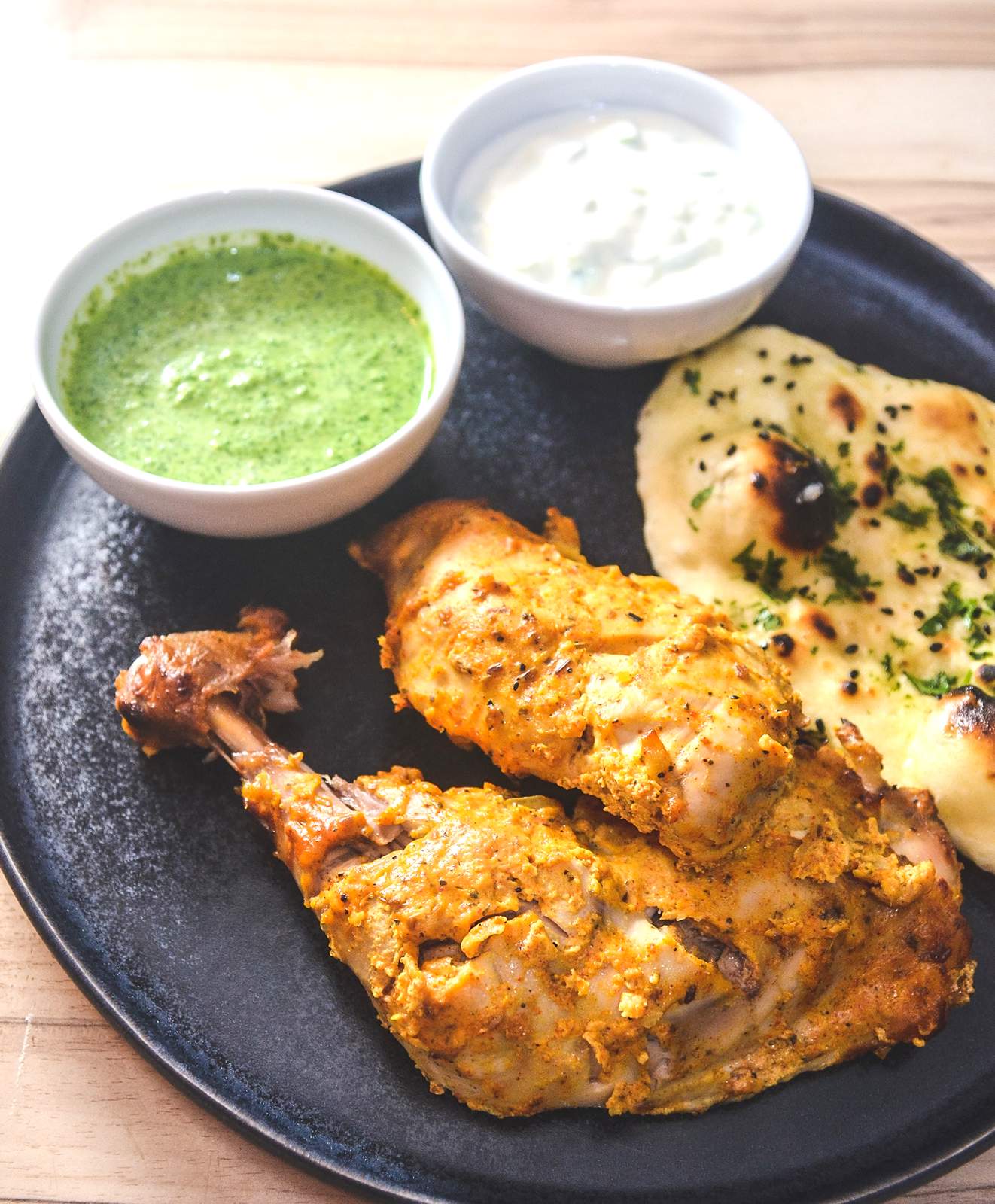 Chicken Tandoori mit Naan, Raita und grünem Chutney - mampfness