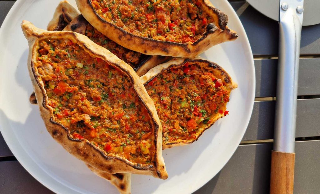 Türkische Pide (kiymali pide) mit Hackfleisch aus dem Pizzaofen