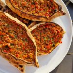 Türkische Pide (kiymali pide) mit Hackfleisch aus dem Pizzaofen