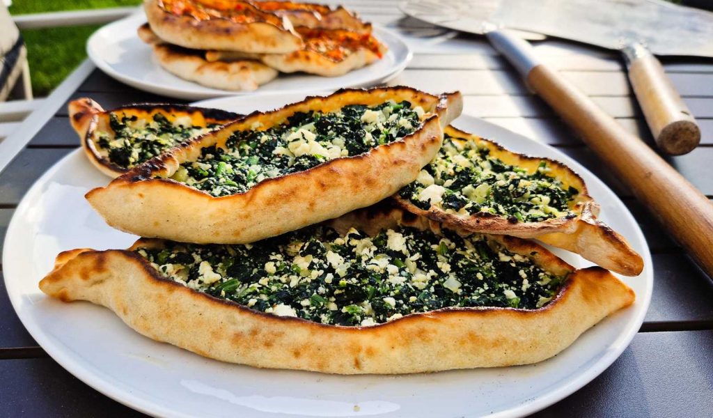Türkische Pide mit Spinat aus dem Pizzaofen