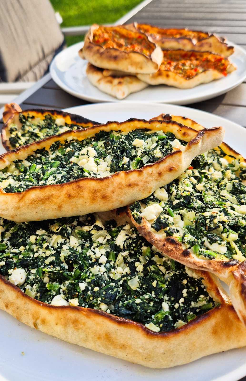Türkische Pide mit Spinat aus dem Pizzaofen